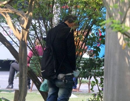 Ex gala das novelas Mario Gomes e flagrado fazendo xixi na rua durante passeio no Leblon 1