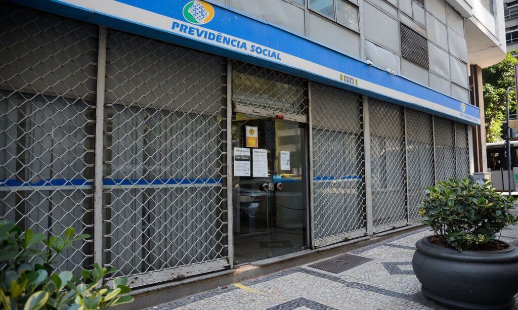 Governo convoca medicos peritos para atendimento no INSS