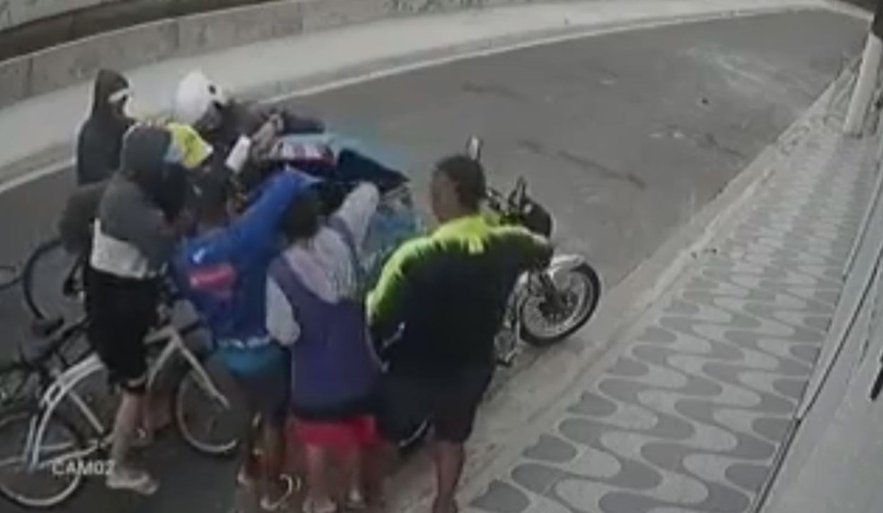 Grupo de pessoas ataca motoboy e leva mercadorias de entrega em Sao Paulo veja video