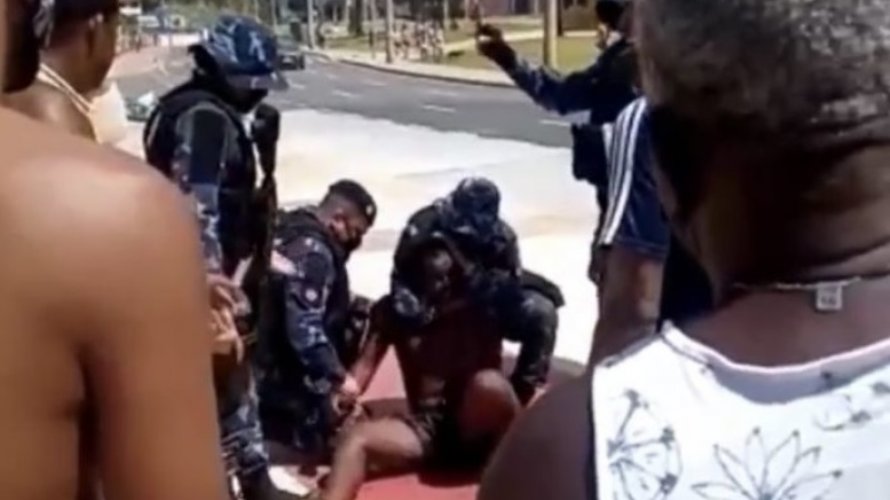 Guarda Civil imobiliza homem com 'mata-leão' em Salvador; veja vídeo 1 Guarda Civil imobiliza homem com mata leao em Salvador veja video
