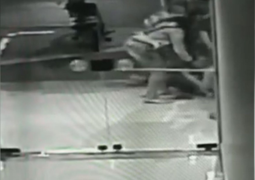 Homem derruba mulher com crianca de colo e soca gestante em tentativa de assalto veja video