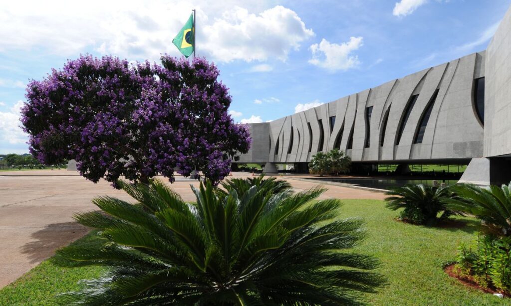 Justica Militar ignora congelamento e preve R 2 milhoes para novos cargos e nomeacoes