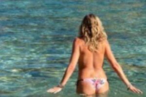 Luana Piovani posta foto sensual fazendo topless no mar em Ibizaa