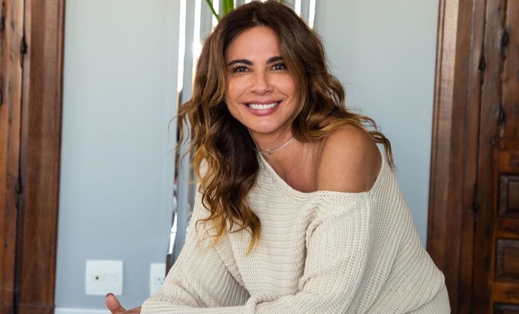 Luciana Gimenez sensualiza em foto so com um sobretudo e1601220972951