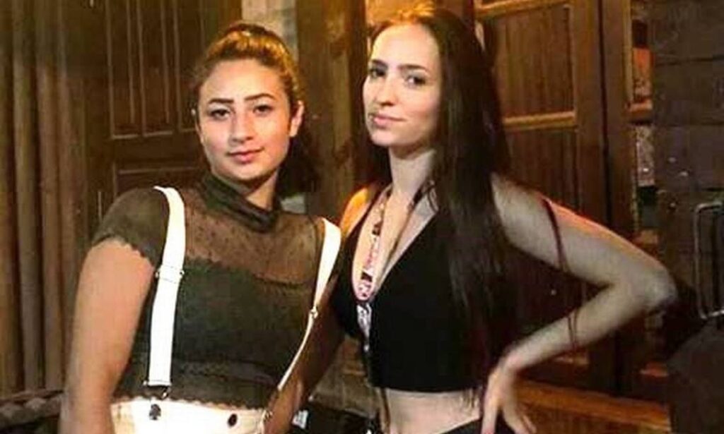 Mae diz que filha e amiga mortas em cachoeira subiram em penhasco para tirar fotos