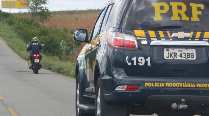 Mais de 16 kg de maconha sao apreendidos pela PRF em rodovia em Socorro veja video