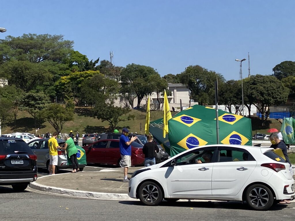 Manifestantes fazem carreatas a favor da Lava Jato