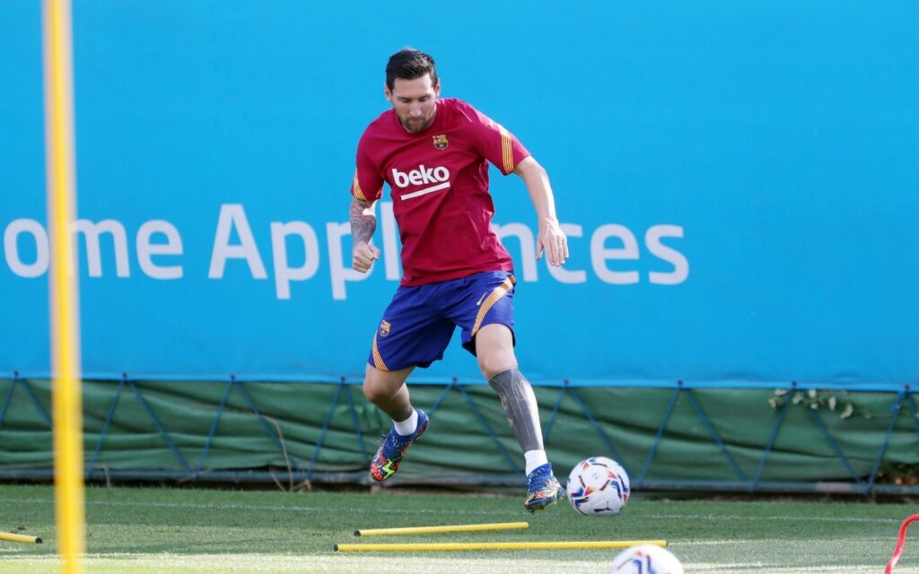 Messi se reapresenta ao Barcelona apos tentativa frustrada de saida