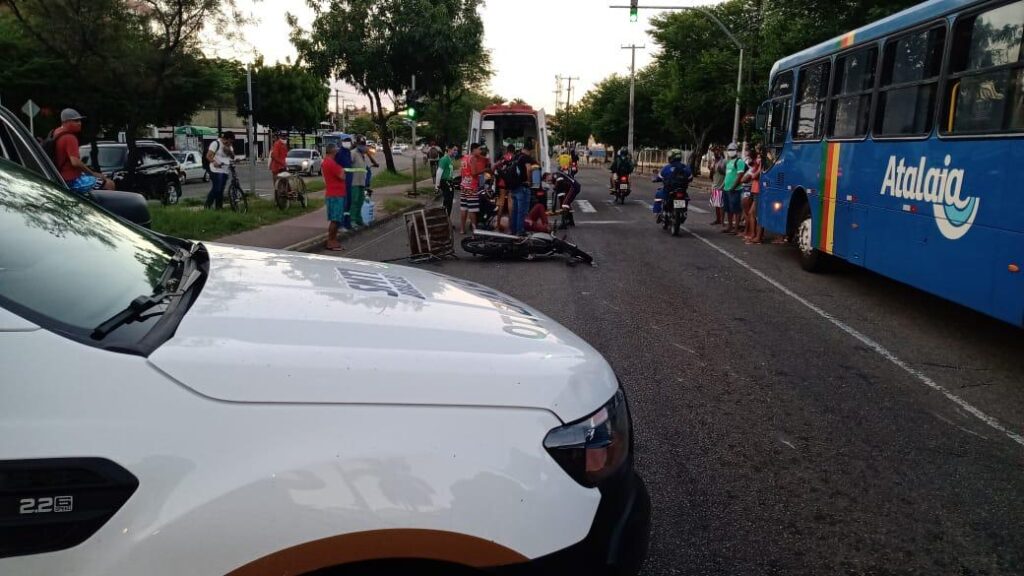 Motociclista fica ferido apos colisao com onibus na Avenida Tancredo Neves