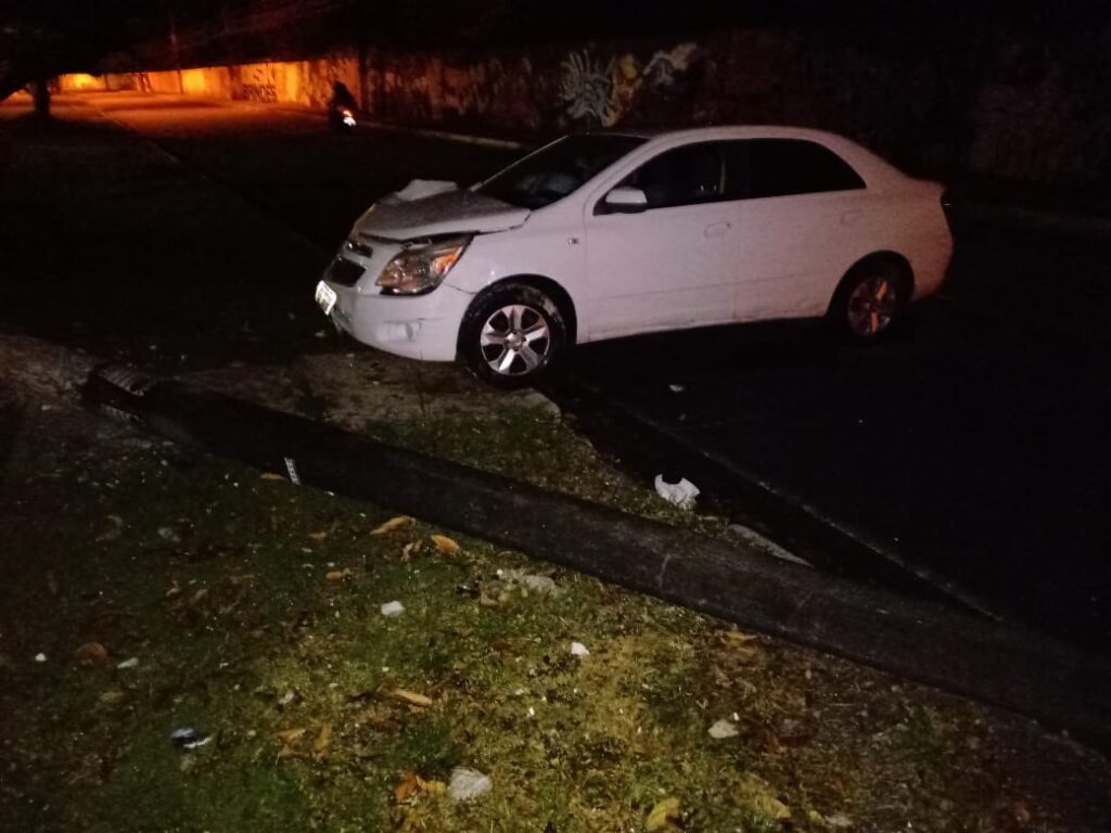 Motorista perde controle da direcao do veiculo e derruba poste na Avenida Julio Cesar Leite