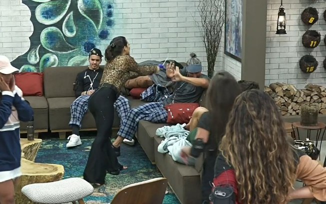 Na Fazenda Raissa surta e joga creme no rosto dos roceiros e Juliano ameaca peoa assista