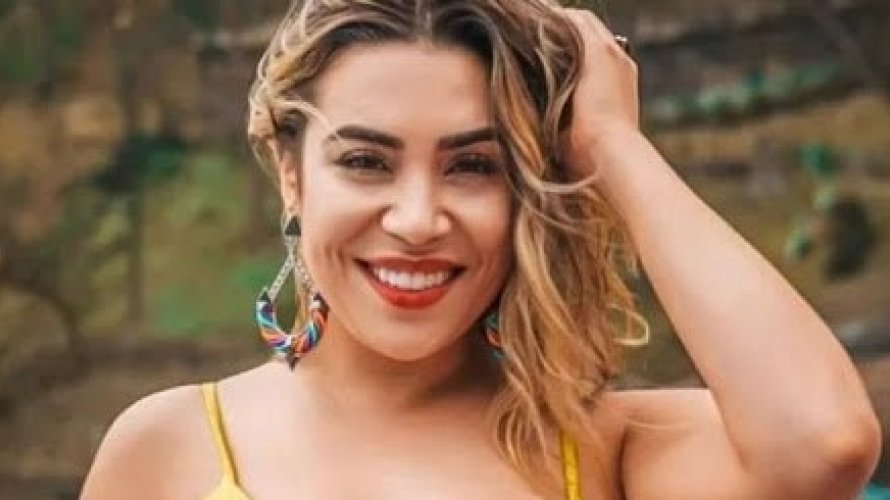 Naiara Azevedo impressiona com barriga sarada ao aparecer de biquini na piscina