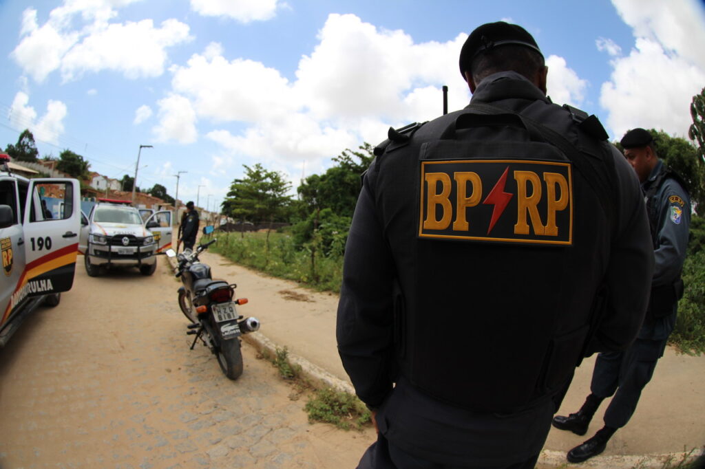 PM prende homem suspeito de manter mulher em carcere privado no Bairro America Easy Resize.com
