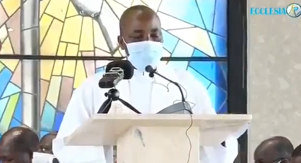 Padre Jude Tafon de 32 anos sofre parada cardiaca e morre na frente de fieis veja video