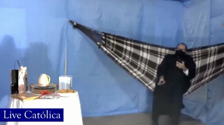 Padre faz leilao se balancando em rede arrecada mais de R 600 com bolo e lasanha e diverte a web