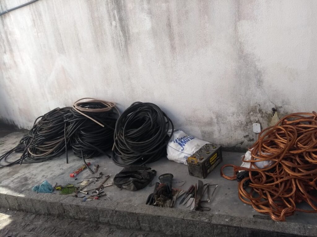 Policia de Sergipe apreende uma tonelada de fios de cobre levada num roubo na estacao da Codevasf em Alagoas