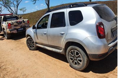 Policia prende cinco homens e apreende veiculo com restricao de roubo em Porto da Folha
