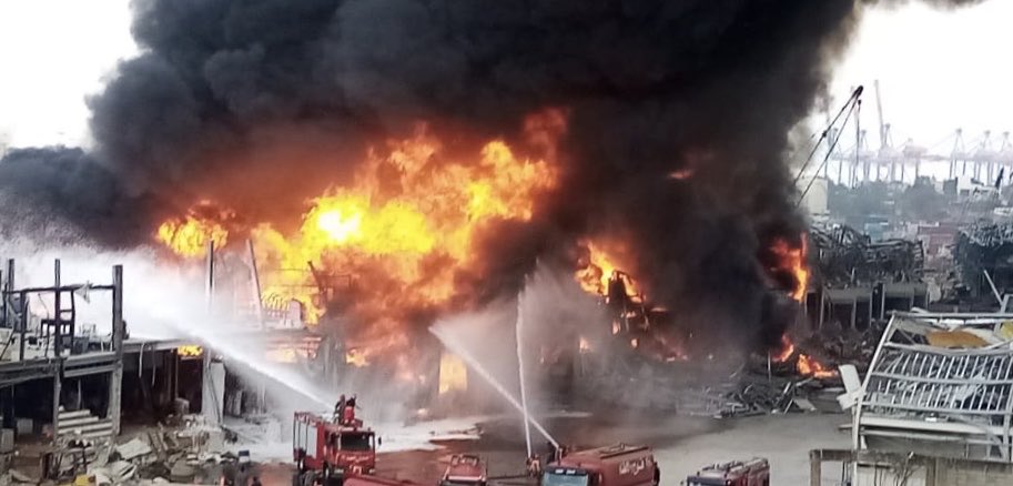 Porto de Beirute e atingido por incendio apos um mes da