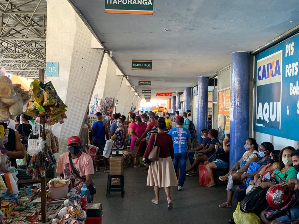 Rodoviaria Velha registra grande movimentacao de pessoas e aglomeracao nesta quarta 2