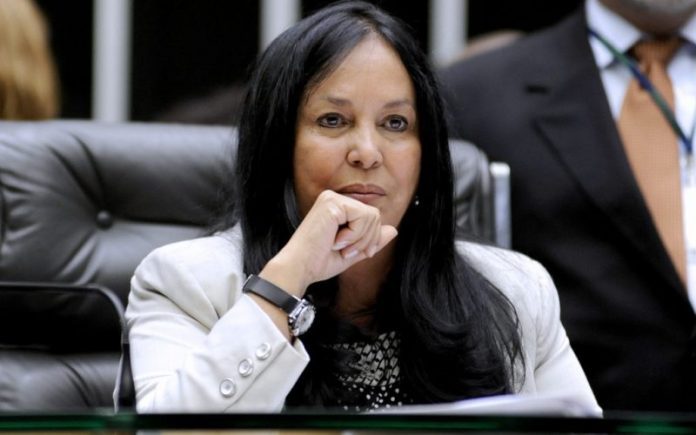 Rose de Freitas consegue apoio para a PEC que mantem Alcolumbre na presidencia