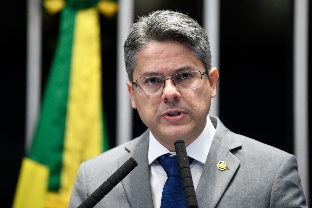 Senador Alessandro Vieira e um dos 10 senadores que mais trabalham na defesa dos municipios