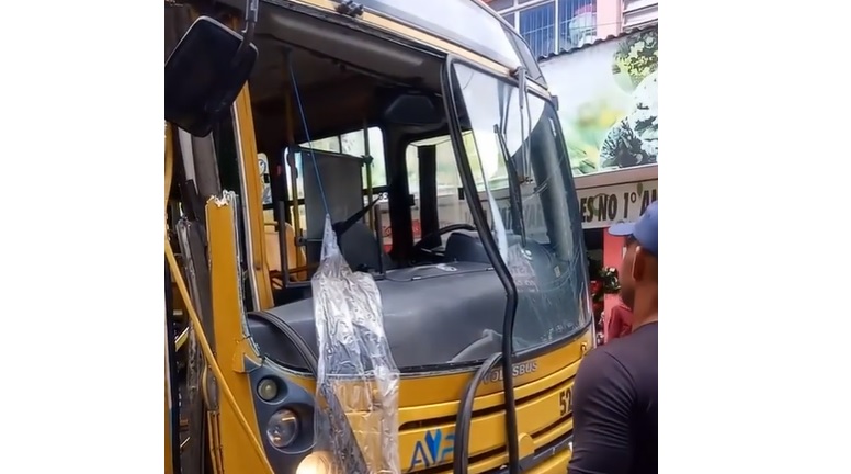 Trator e onibus colidem no Centro de Aracaju veja video