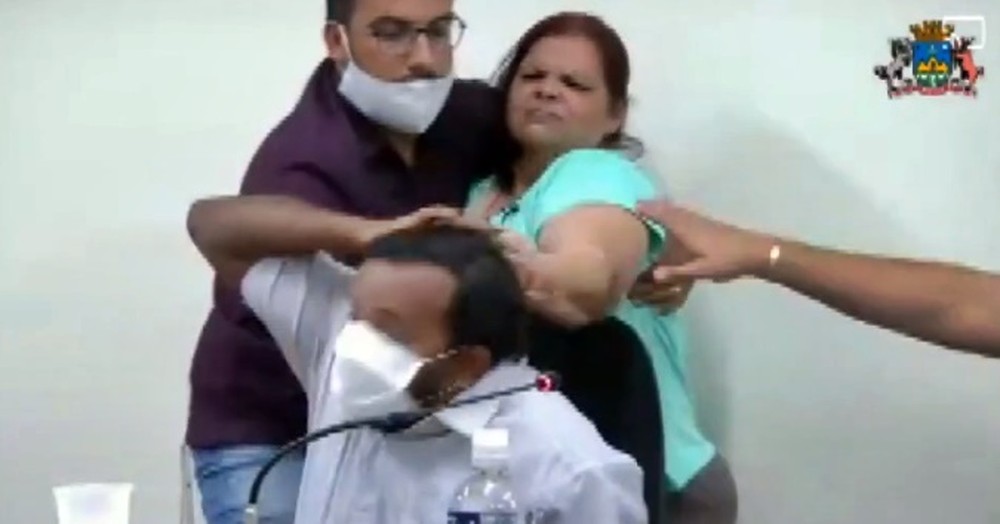 Vereadora puxa cabelo de vereador durante leitura de denuncia contra prefeito em MG veja video