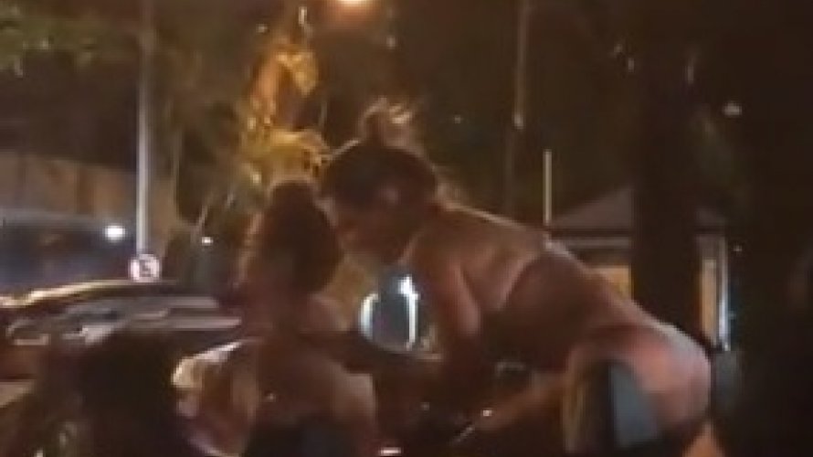 Video Mulher de biquini fio dental desce de carro conversivel e briga com cliente de bar