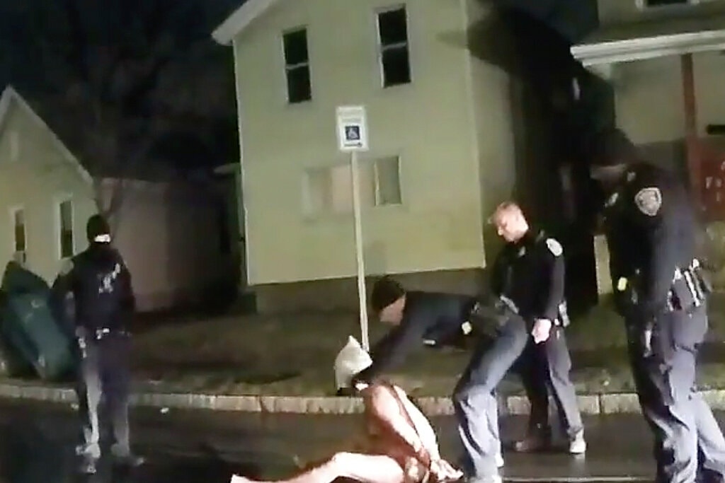 Video mostra policiais colocando capuz em homem negro que morreu asfixiado nos EUA