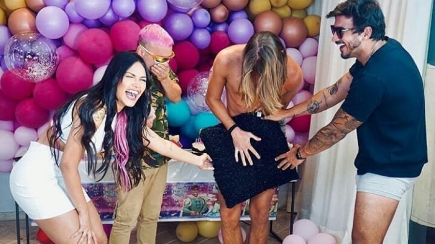 Youtuber da beijao e deixa ex BBB completamente nu em gravacao veja video