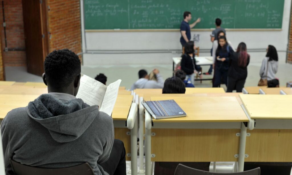 Número de alunos negros cresce 75% e de professores apenas 8% no ensino superior em quatro anos