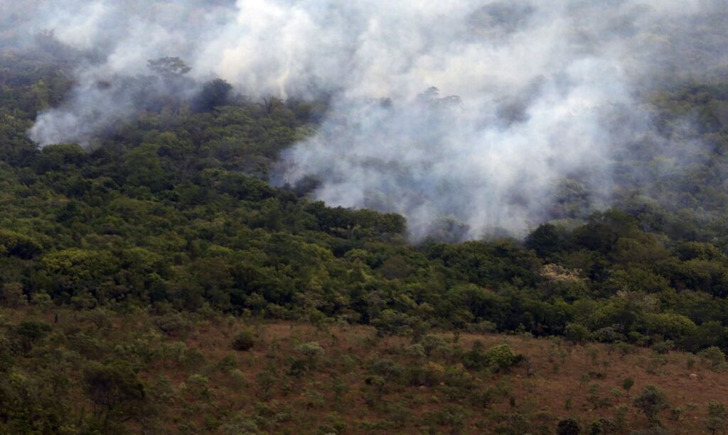 Helicóptero que atuava no combate a queimadas cai em Mato Grosso