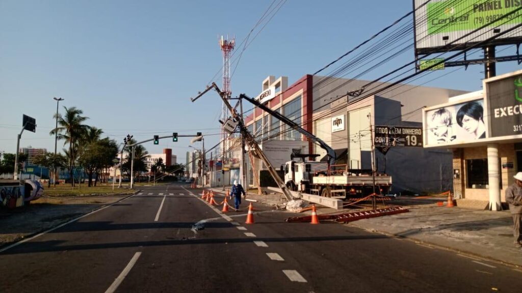 Parte do trânsito na avenida Ministro Geraldo Barreto Sobral é interditado após acidente nesta sexta (9)