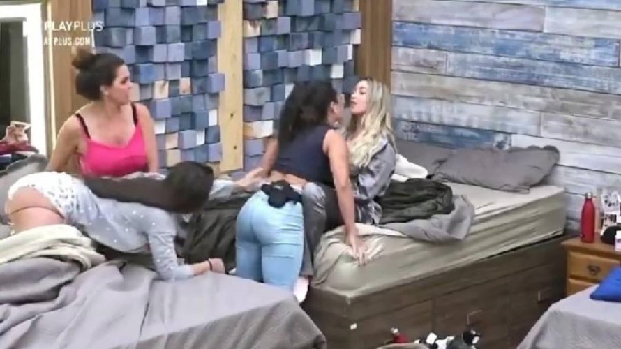 A Fazenda Raissa parte para cima de Carol e chuta porta e moveis