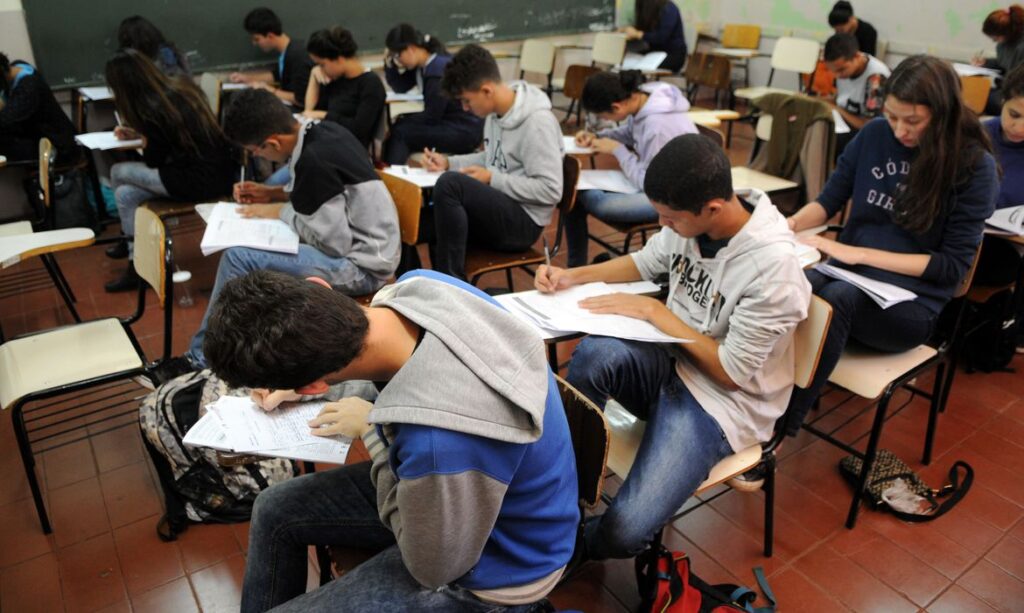 Adiada exigencia de nota minima na redacao do Enem para quem tem Fies