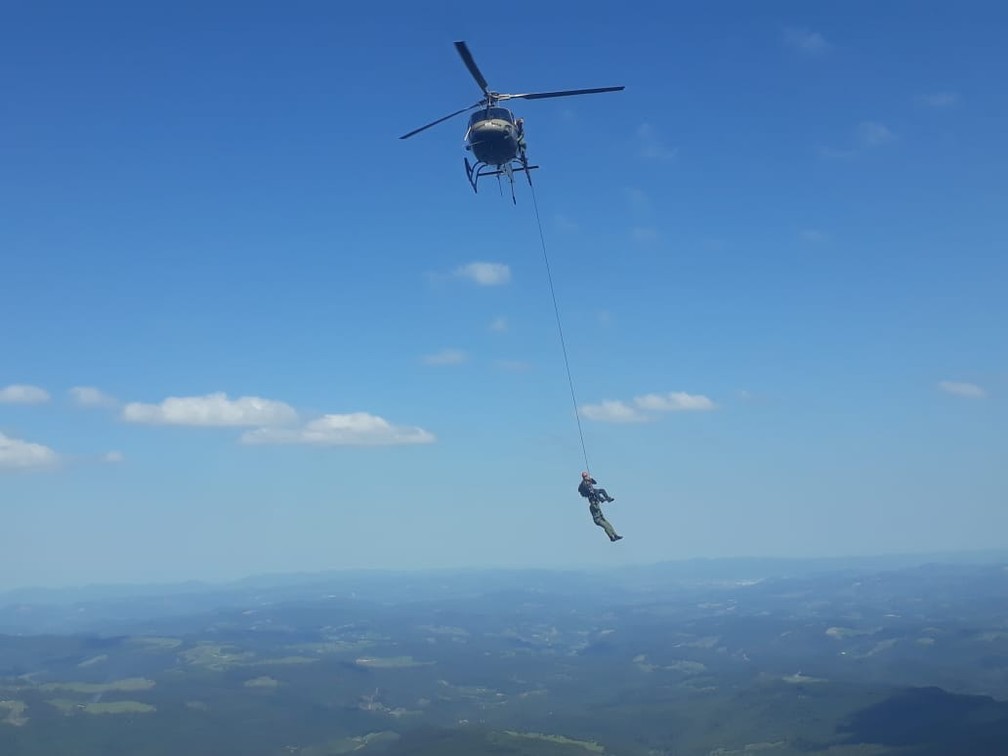 Alpinista morre e outro fica preso em altura de 200 metros apos pedra deslizar em Santa Catarina