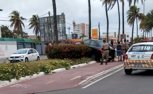 Apos colisao carro sobe em canteiro na Avenida Rotary