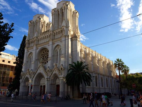 Ataque a faca deixa 3 mortos e feridos na Basilica de Nice na Franca