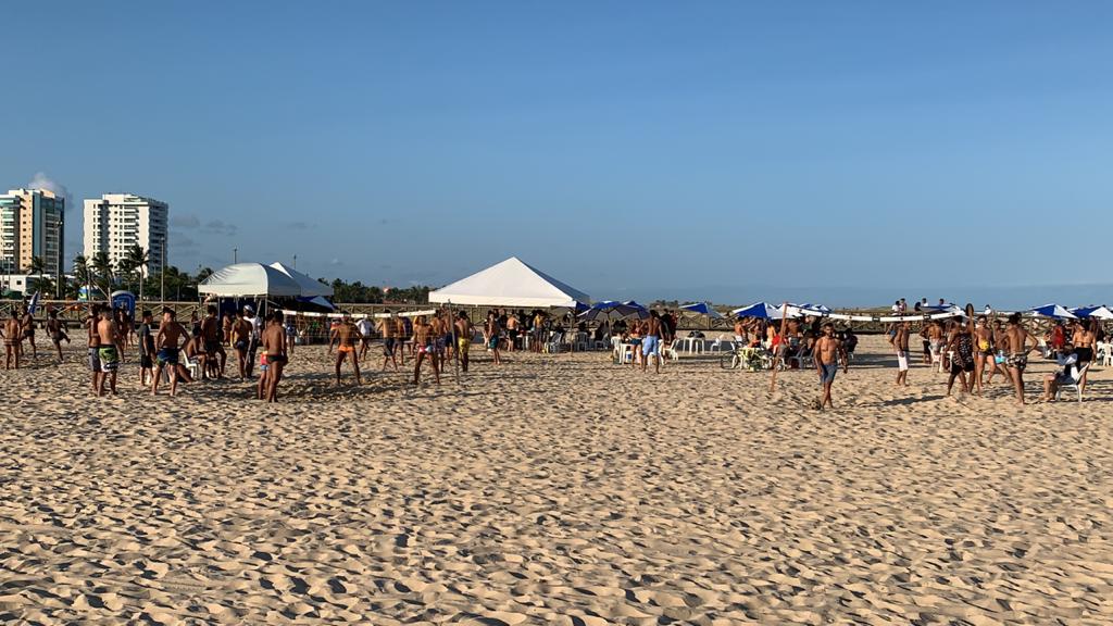 Banhistas se aglomeram na Praia da Cinelândia neste domingo (04) 1 Banhistas se aglomeram na Praia da Cinelandia neste domingo 04