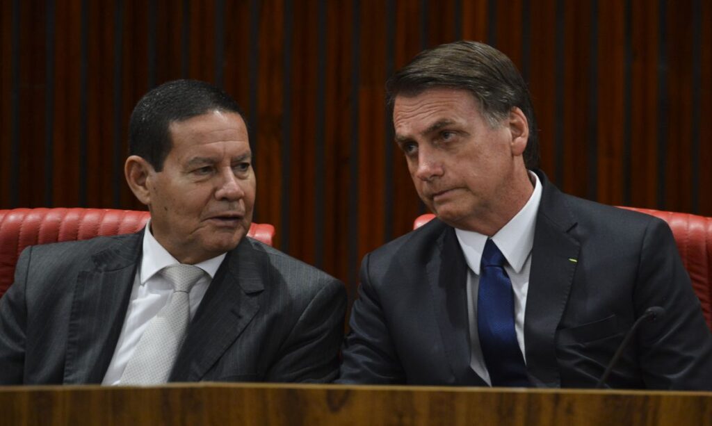 Bolsonaro não pretende disputar reeleição em 2022 com Mourão como vice, diz  jornal - AjuNews