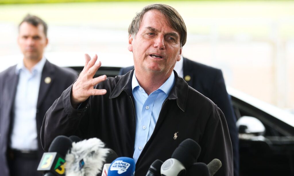 Candidatos usam cercadinho do Alvorada para aproveitar Bolsonaro como cabo eleitoral