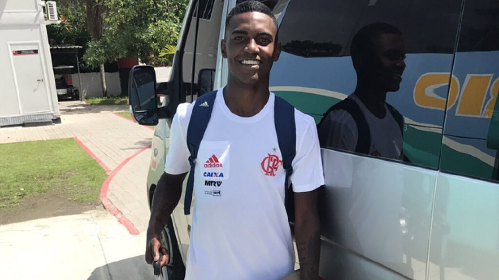 Cantora alega ter sido ofendida e assediada pelo jogador Ramon do Flamengo diz colunista