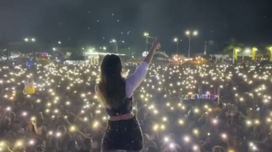 Cantora sertaneja lota show em praca publica em meio a pandemia veja video