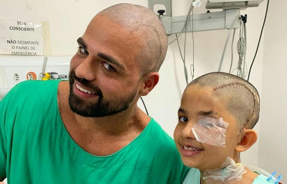 Crianca de oito anos raspa cabelo de medico apos cirurgia para retirar tumor no cerebro