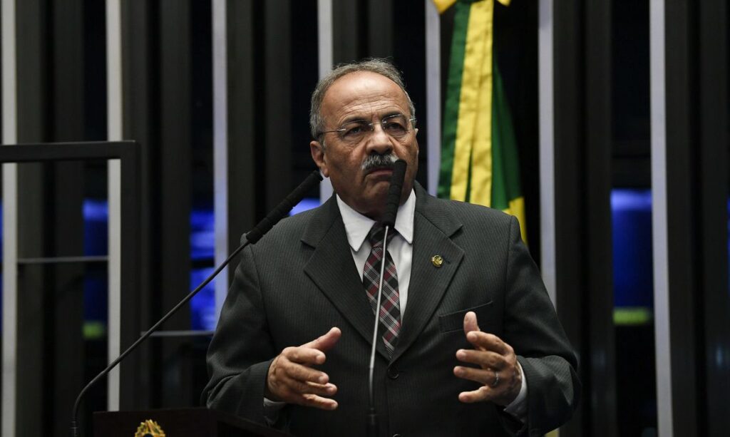 DEM aguarda informacoes do STF para definir futuro de senador flagrado com dinheiro em partes intimas