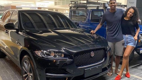Em boa fase no Flamengo goleiro Hugo Souza compra carro de R 400 mill