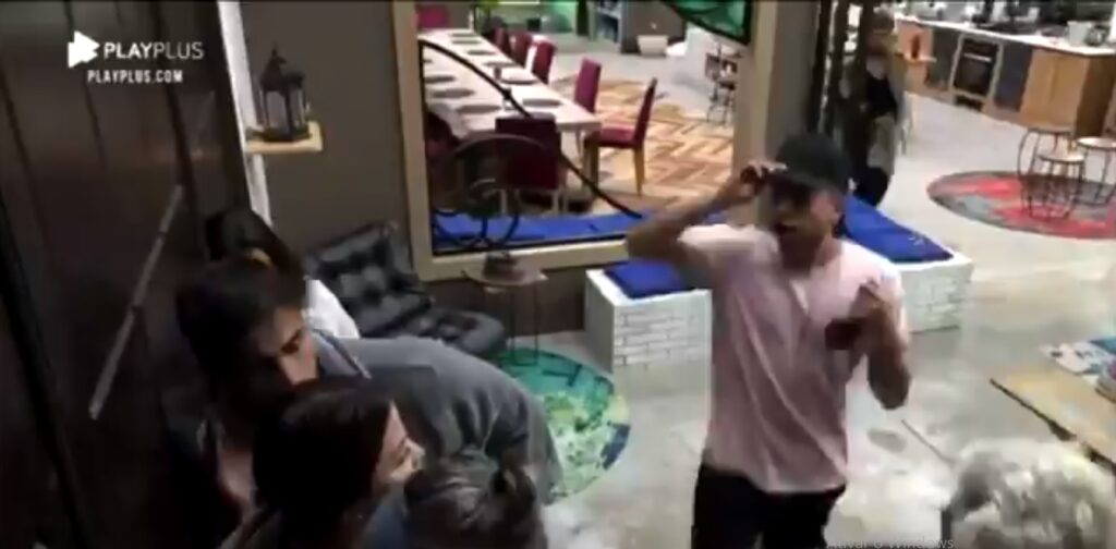 Fas de Mirella mandam carro de som com pedido urgente contra Biel veja video