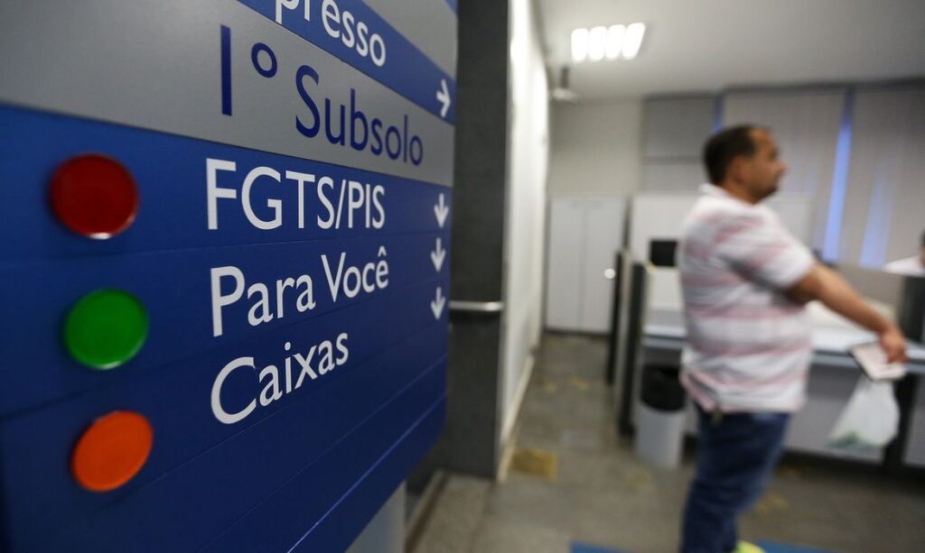 Governo avalia limitar acesso ao abono salarial para custear Renda Cidada diz jornal