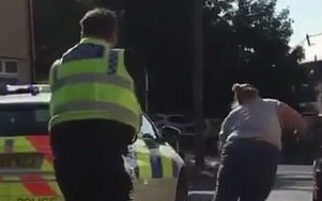 Gravida sofre aborto apos receber choque de policial veja video