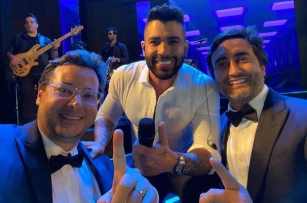 Gusttavo Lima reaparece em festa de aniversario em Sao Paulo